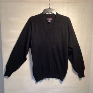 roundtree yorke cashmere v neck sweater men’s M black classic preppy